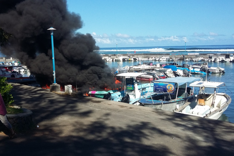 bateau-en-feu-saint-leu-la-reunion-974